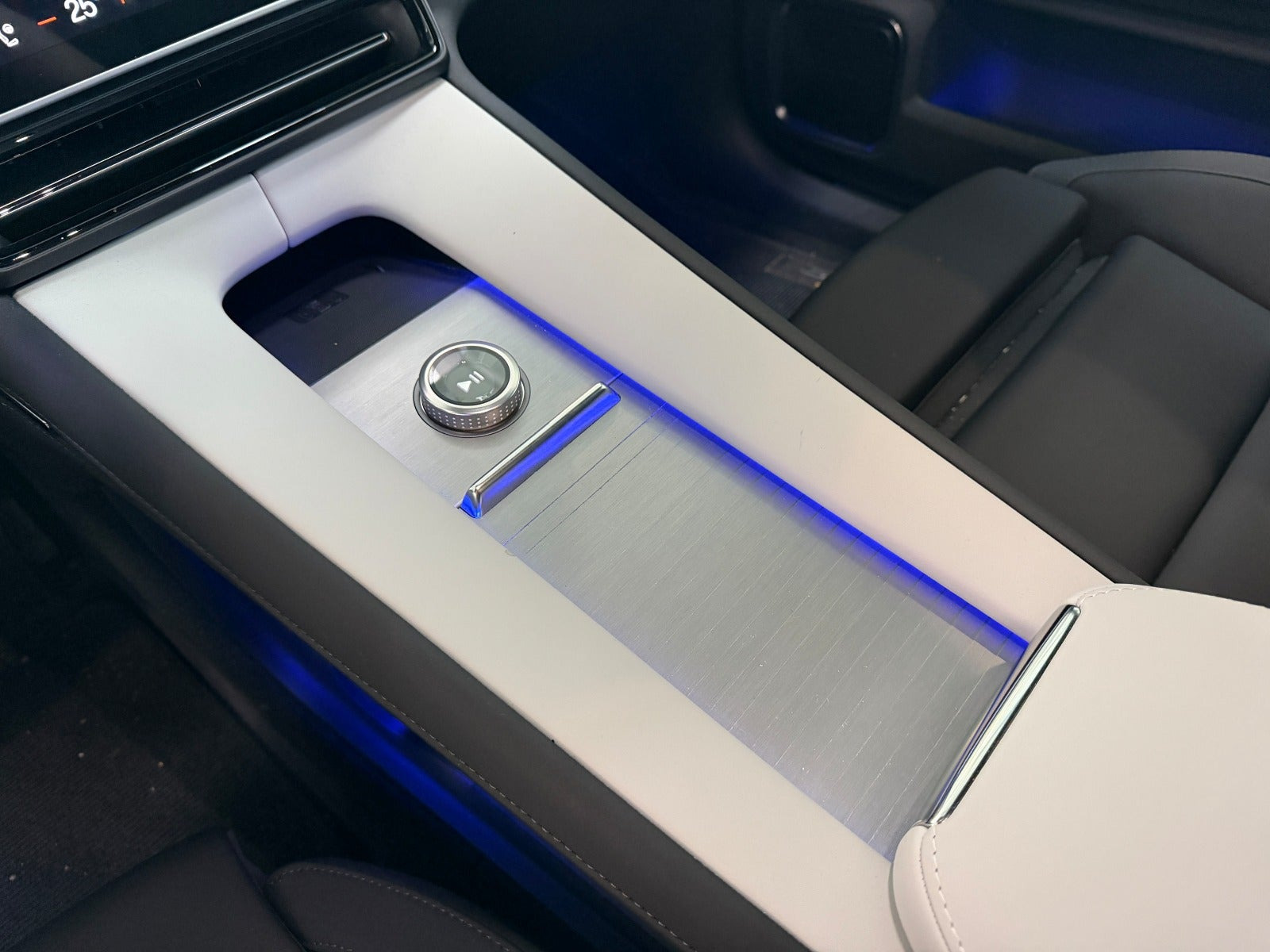 Sort Polestar 4 fra 2026