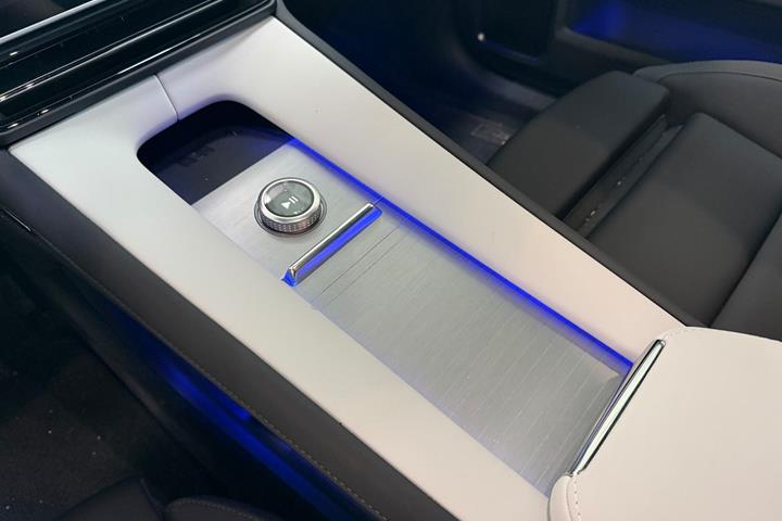 Sort Polestar 4 fra 2026