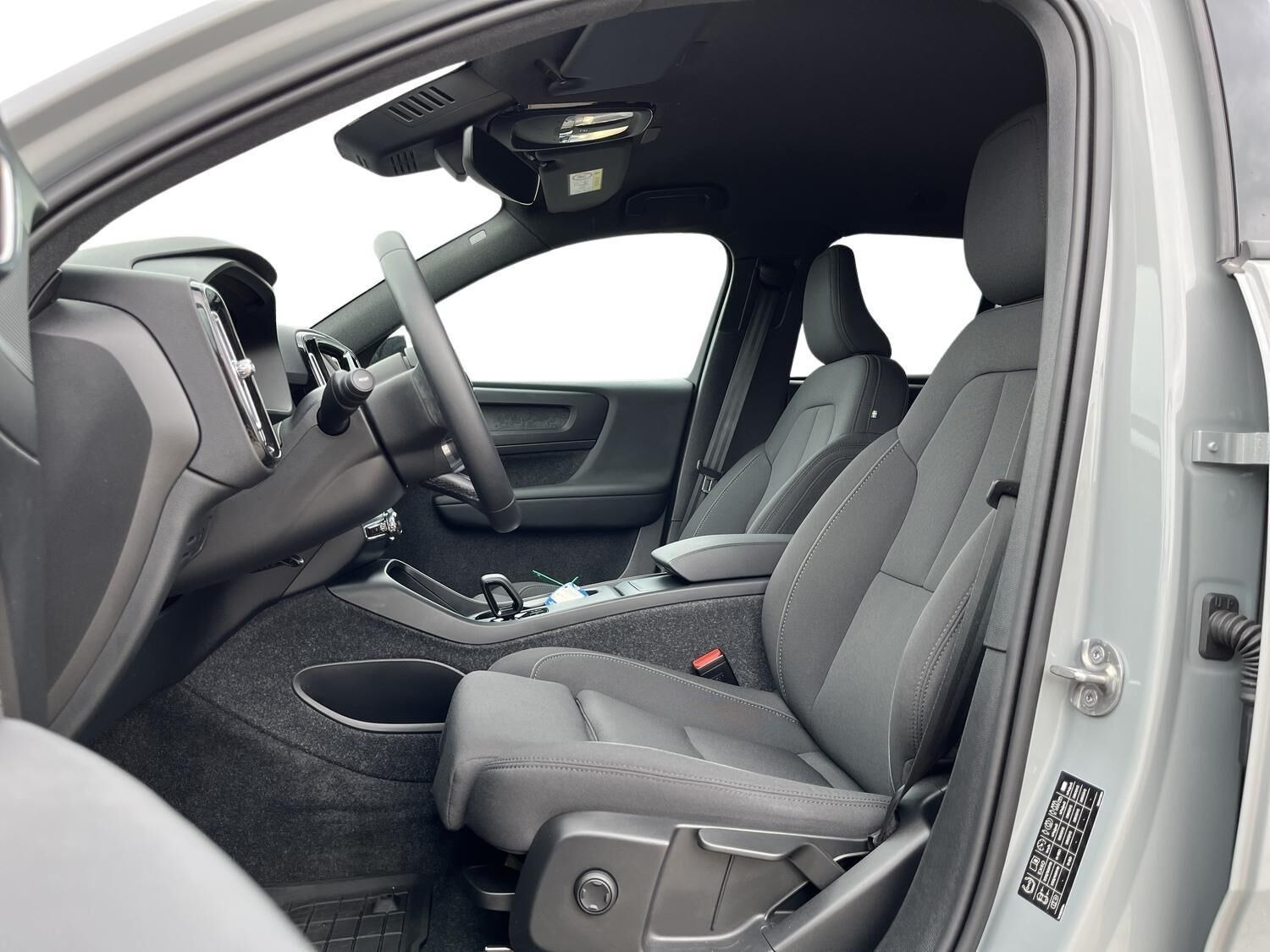 Grå Volvo EX40 fra 2025