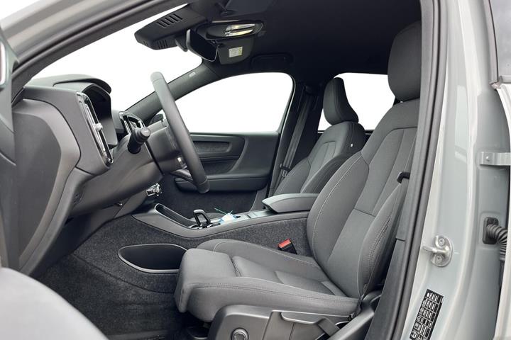 Grå Volvo EX40 fra 2025