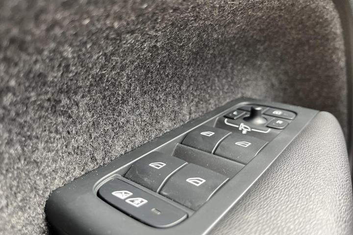 Grå Volvo EX40 fra 2025