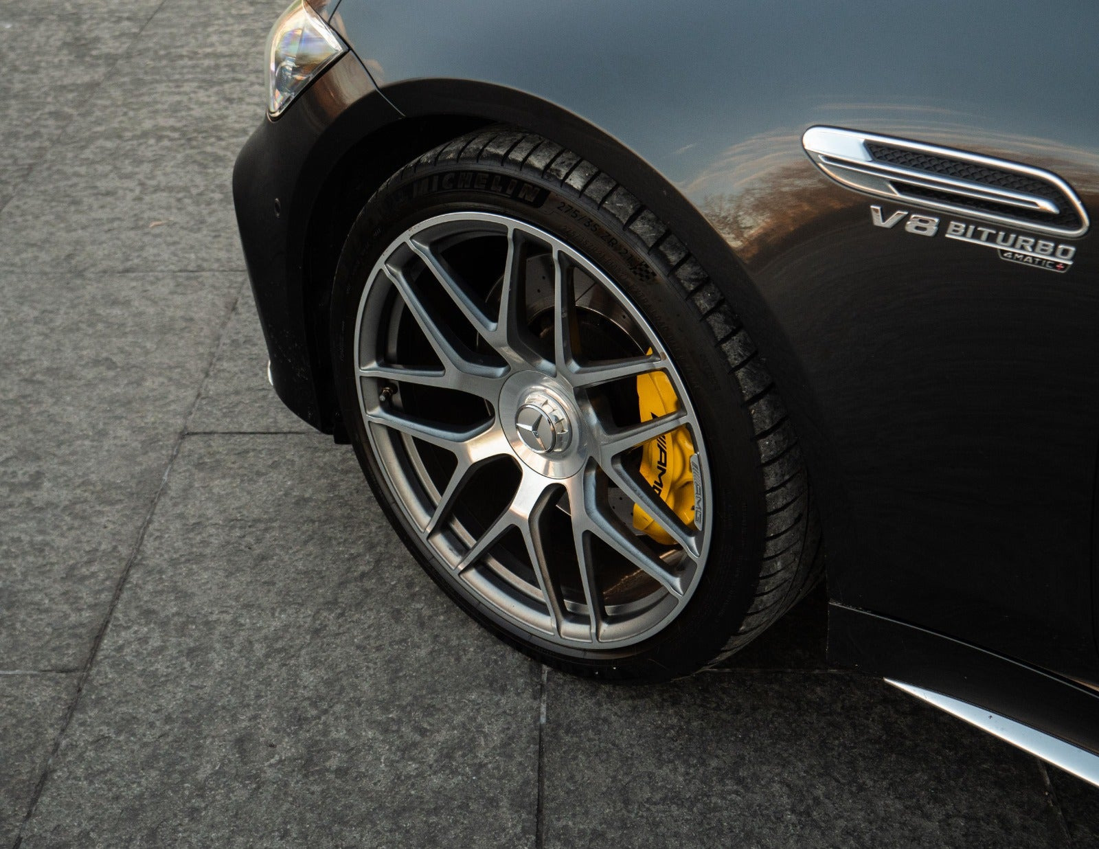 Grå Mercedes AMG GT 63 fra 2018