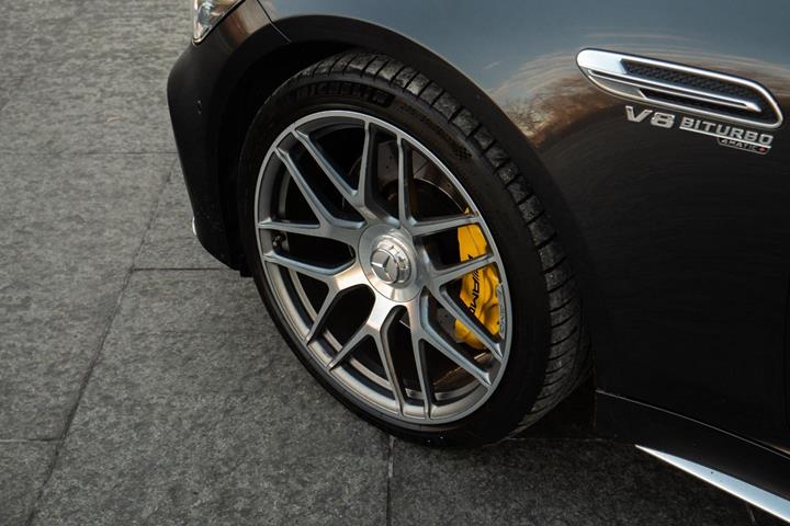 Grå Mercedes AMG GT 63 fra 2018