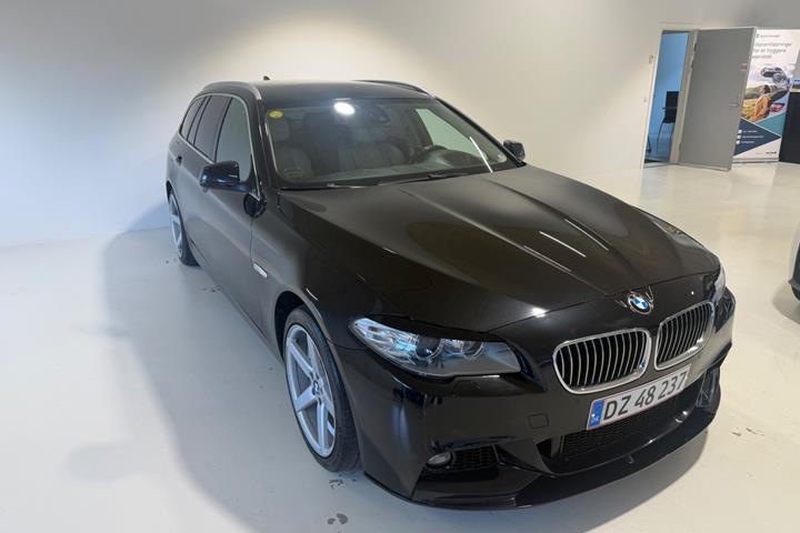Sort BMW 520d fra 2010 set udefra