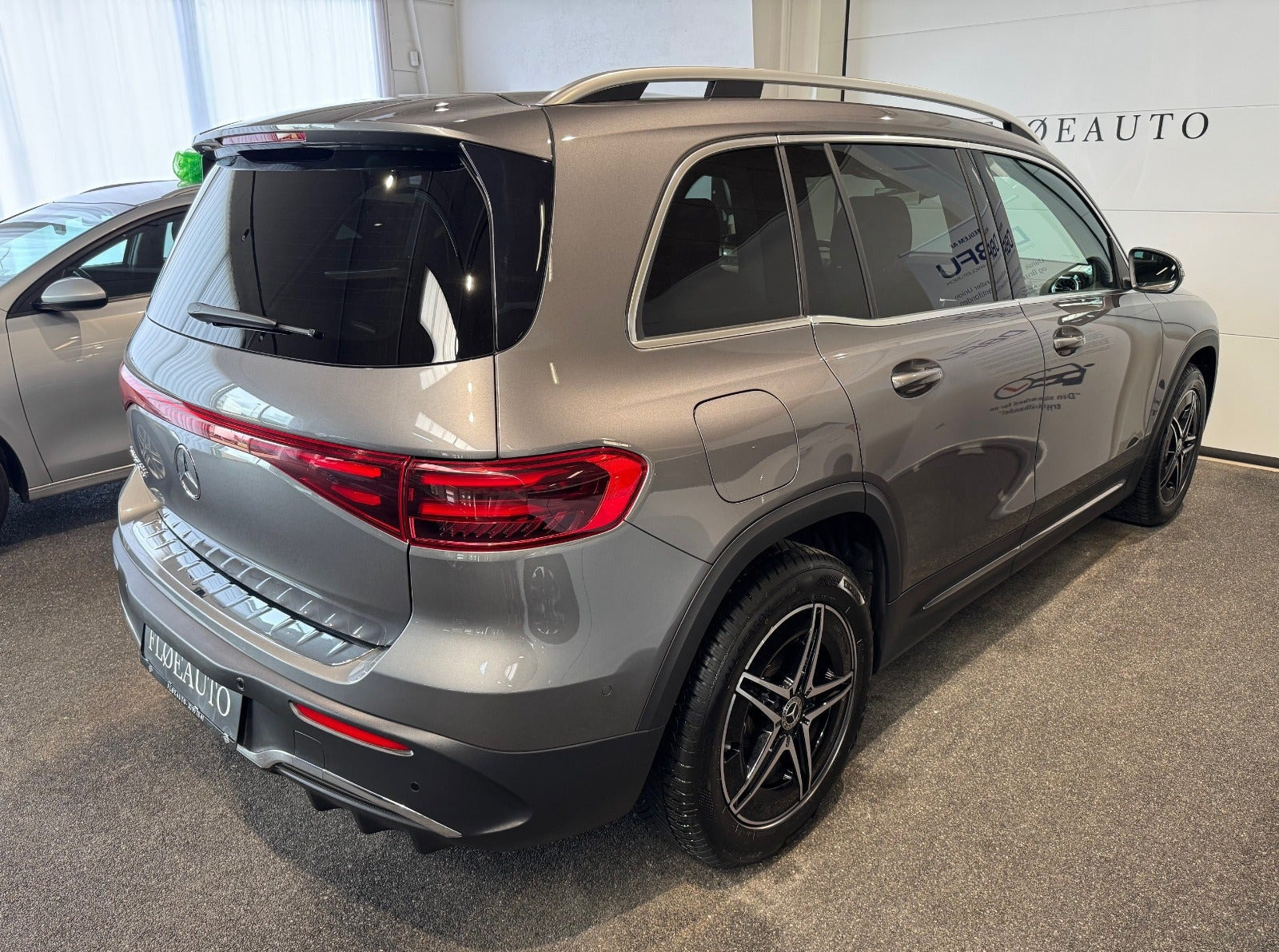 Grå Mercedes EQB250+ fra 2025