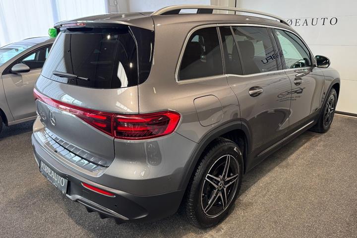 Grå Mercedes EQB250+ fra 2025