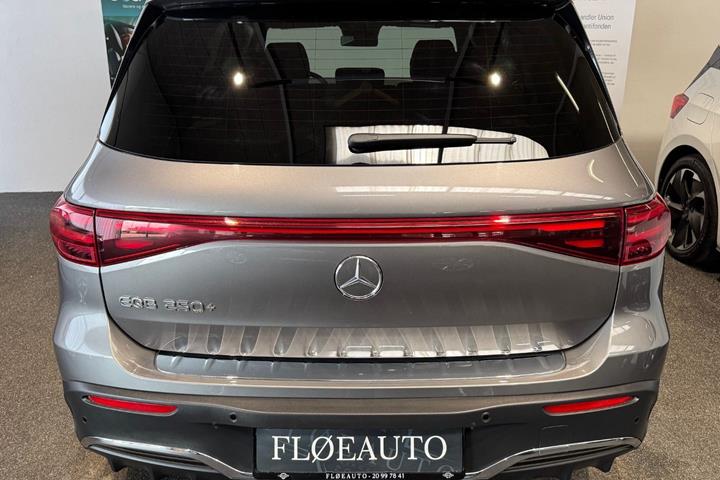 Grå Mercedes EQB250+ fra 2025