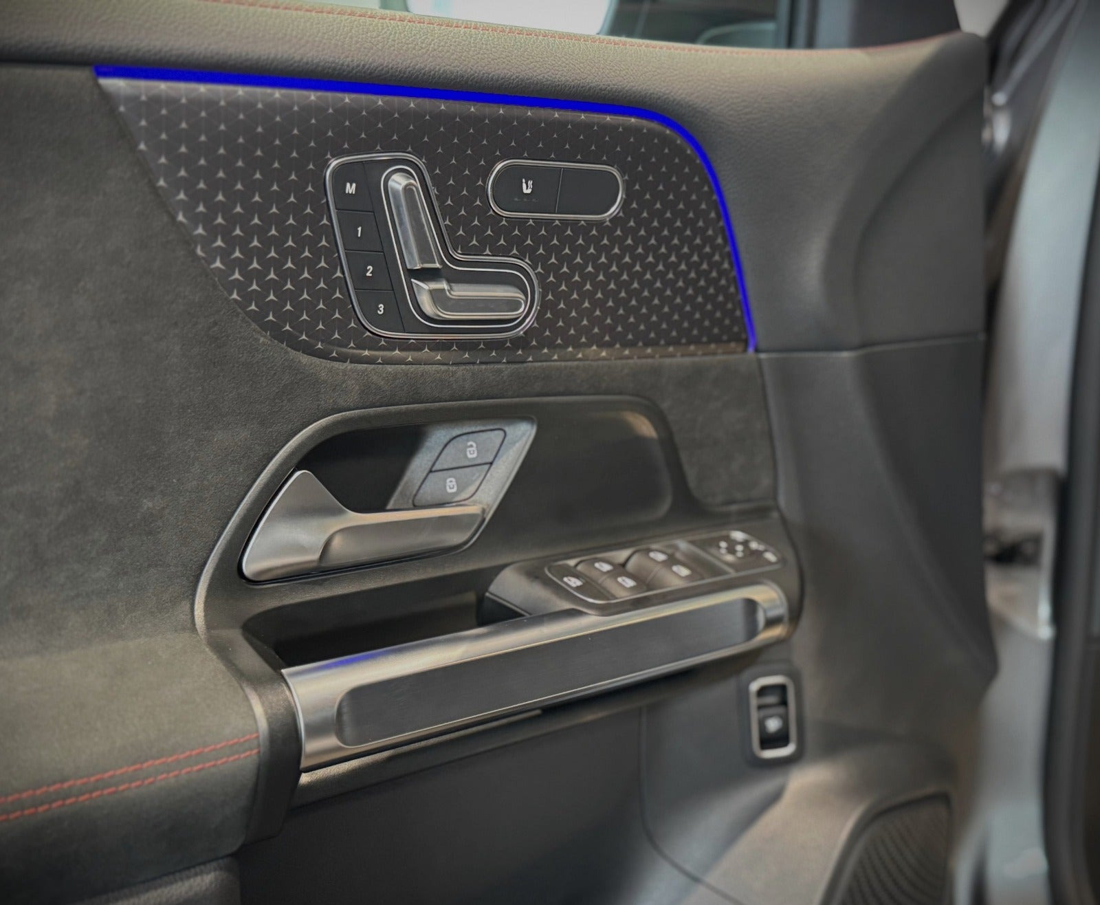 Grå Mercedes EQB250+ fra 2025