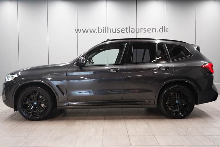 Grå BMW iX3 fra 2023