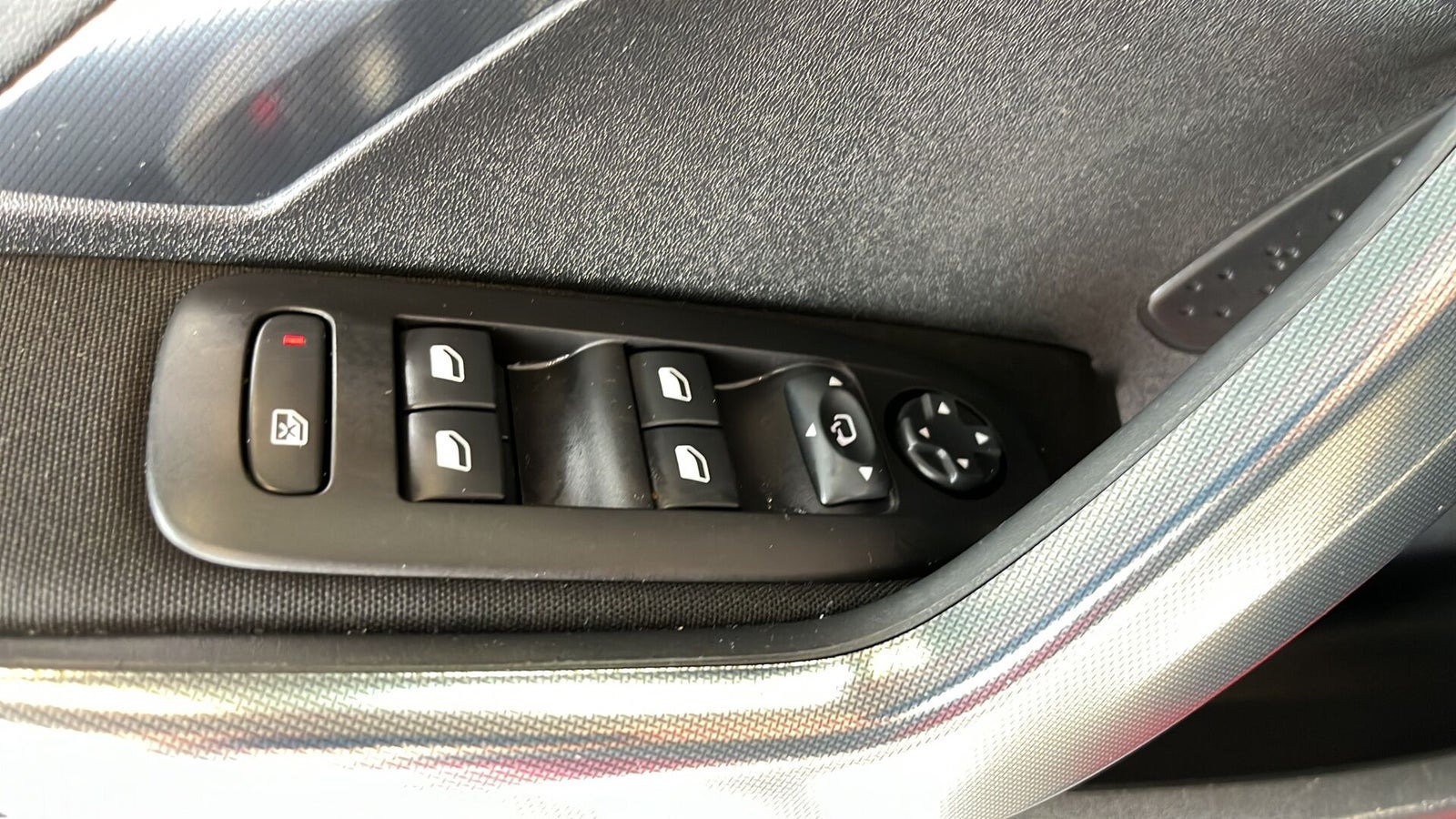 Rød Peugeot 2008 fra 2019