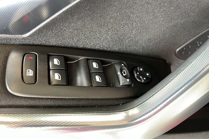 Rød Peugeot 2008 fra 2019