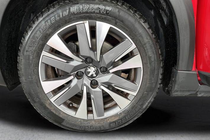 Rød Peugeot 2008 fra 2019