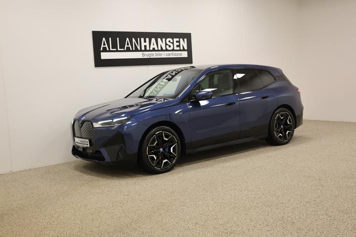 Blå BMW iX fra 2023 set udefra