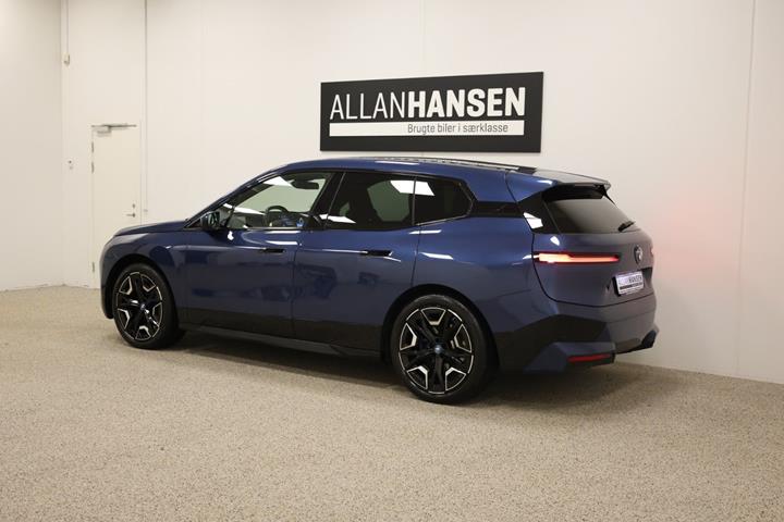 Blå BMW iX fra 2023