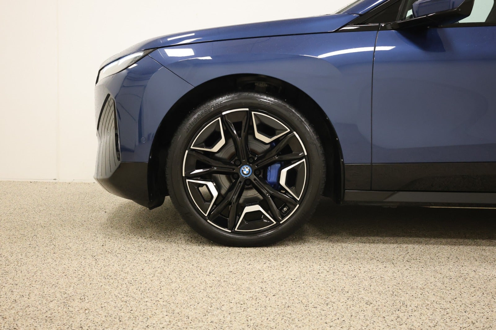 Blå BMW iX fra 2023