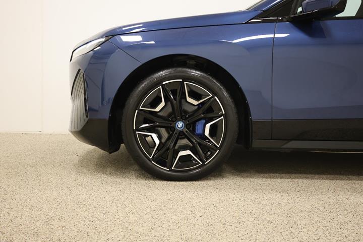 Blå BMW iX fra 2023
