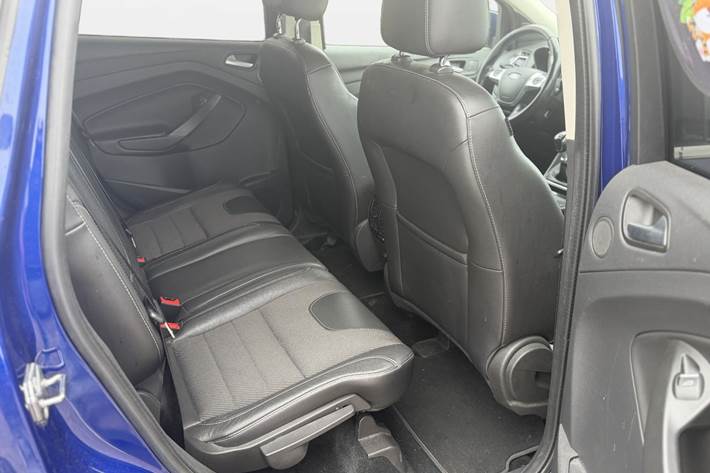 Blå Ford Kuga fra 2016