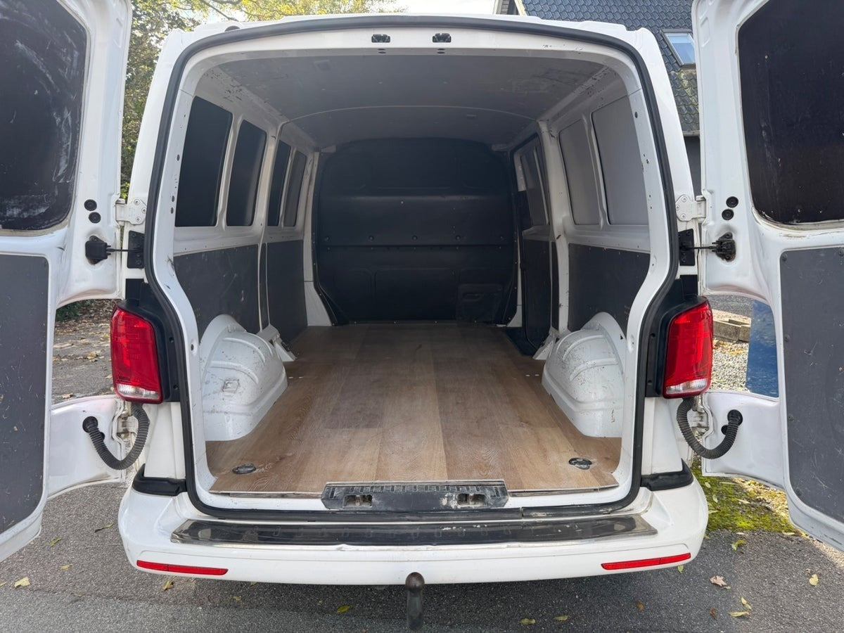 Hvid VW Transporter fra 2021