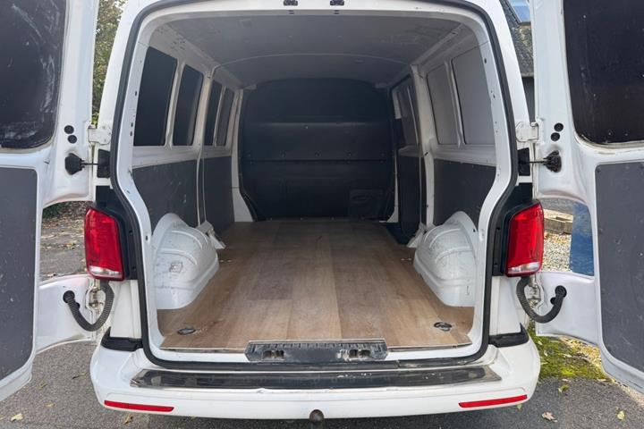 Hvid VW Transporter fra 2021