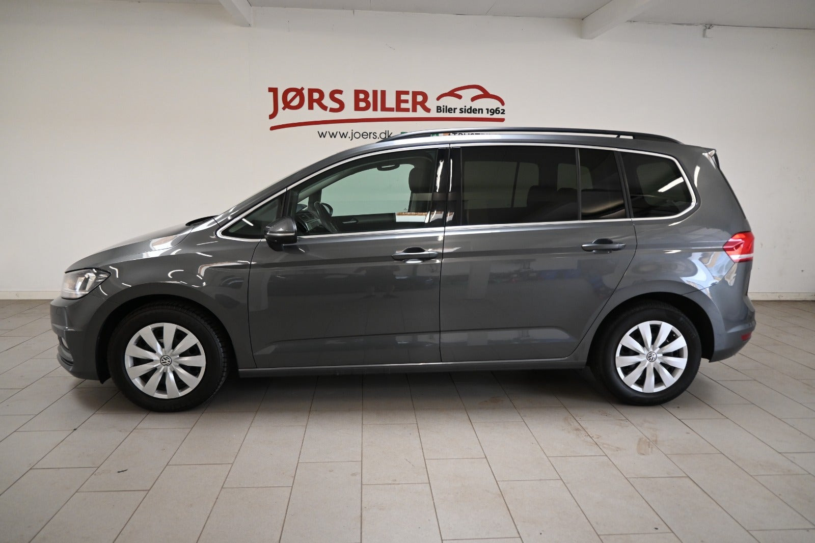 Grå VW Touran fra 2018