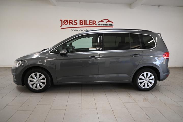 Grå VW Touran fra 2018