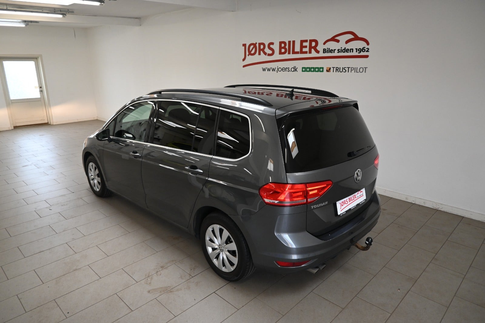 Grå VW Touran fra 2018