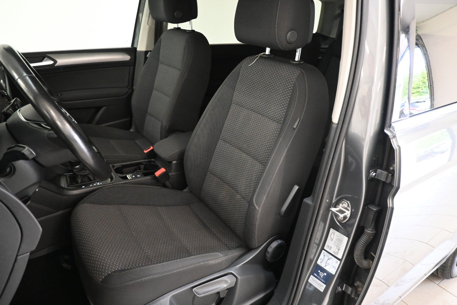 Grå VW Touran fra 2018
