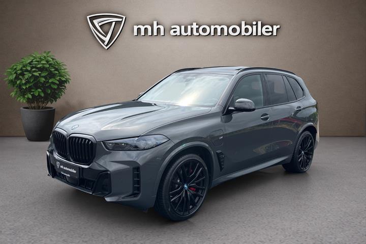 Grå BMW X5 fra 2023 set udefra