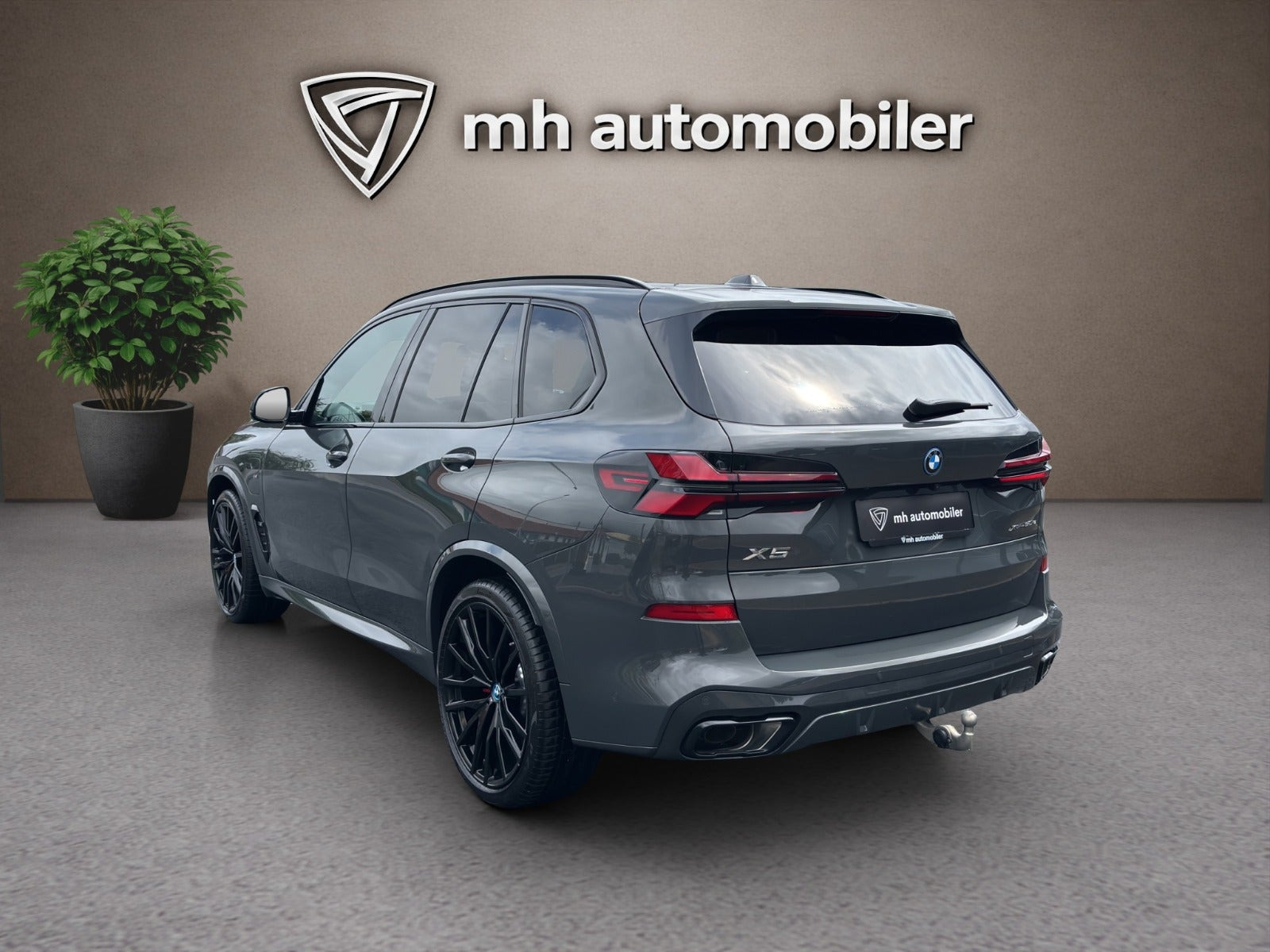 Grå BMW X5 fra 2023
