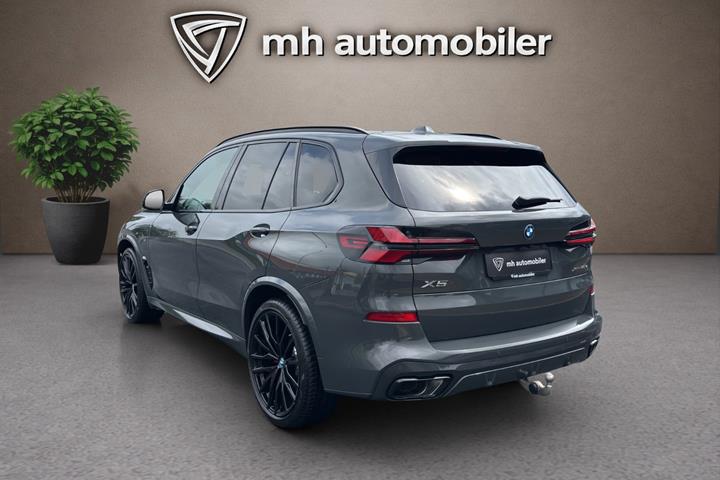 Grå BMW X5 fra 2023