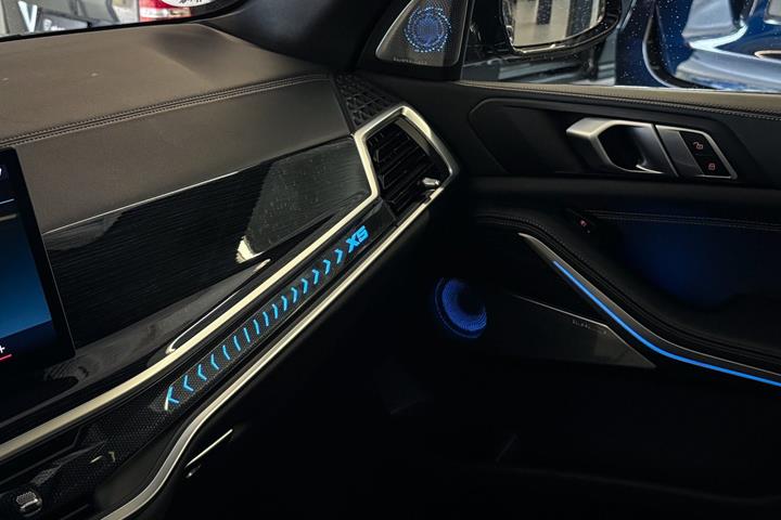 Grå BMW X5 fra 2023