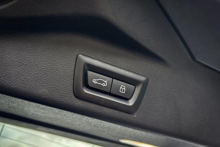 Grå BMW X5 fra 2023