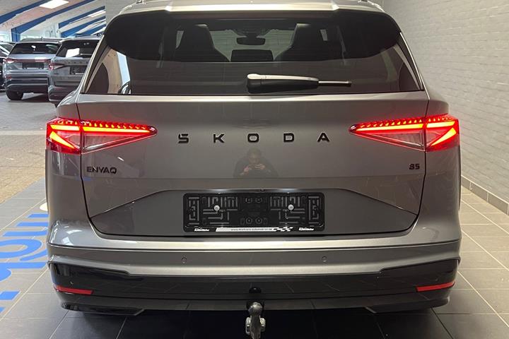 Grå Skoda Enyaq fra 2025