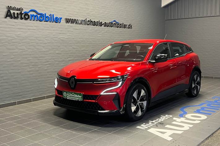 Rød Renault Megane E-Tech fra 2023 set udefra
