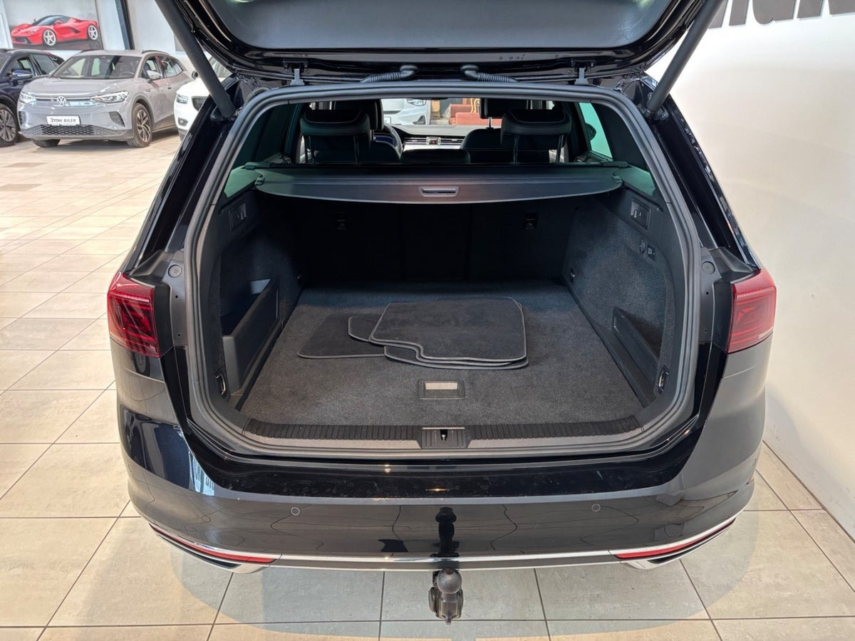 Sort VW Passat fra 2021