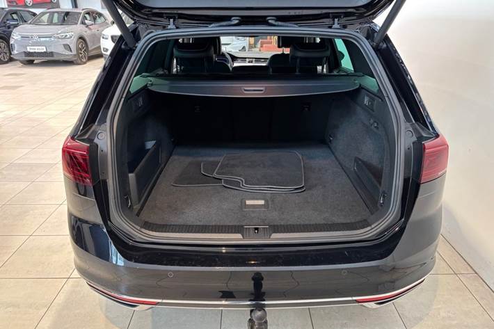 Sort VW Passat fra 2021