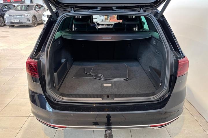 Sort VW Passat fra 2021