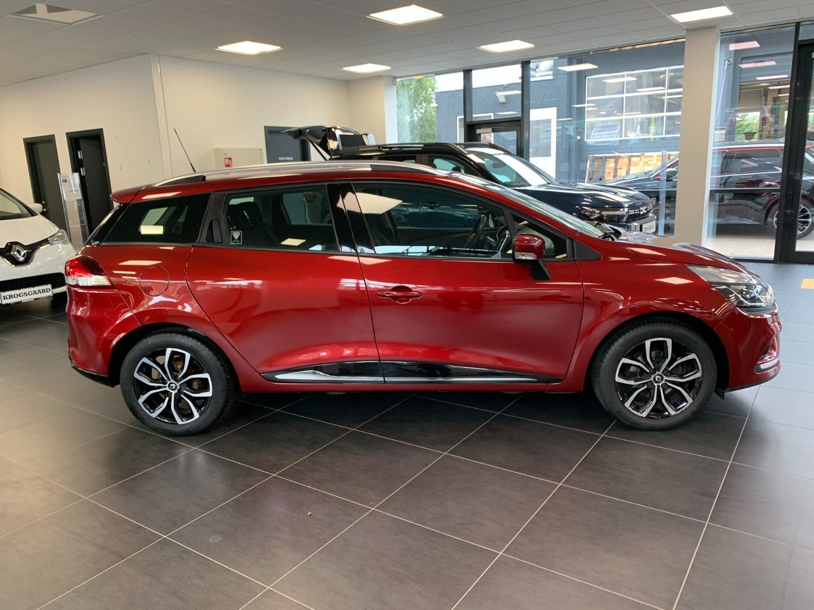 Grå Renault Clio IV fra 2016