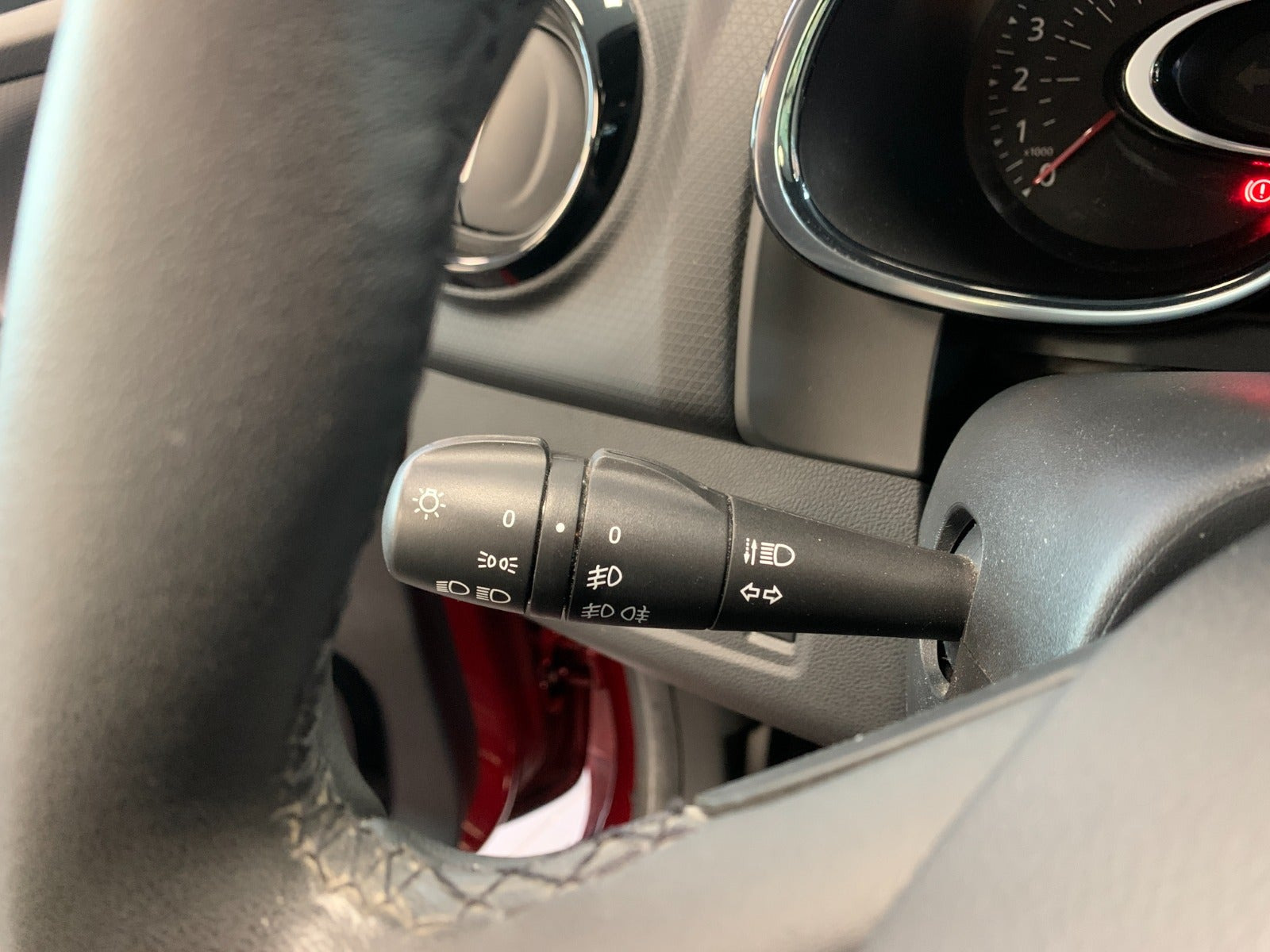 Grå Renault Clio IV fra 2016