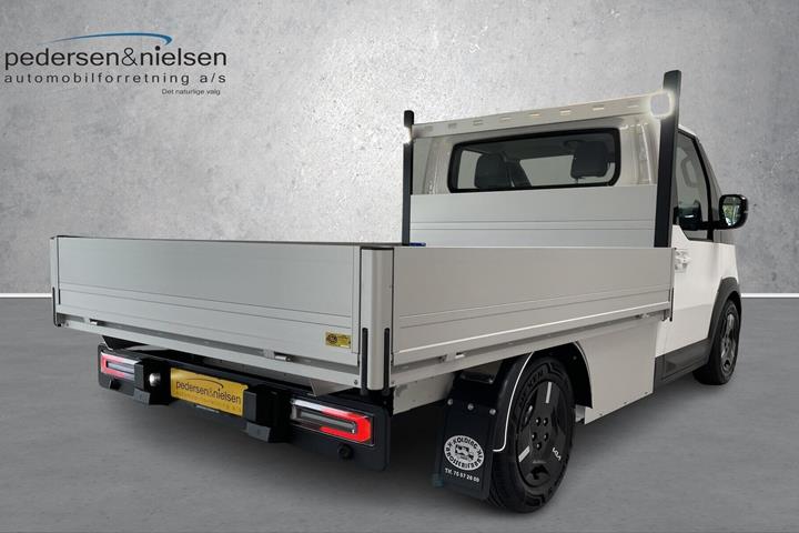 Hvid Kia PV5 Chassis fra 2026 set udefra