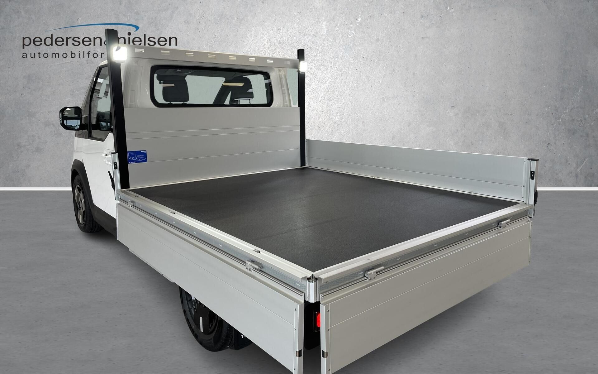 Hvid Kia PV5 Chassis fra 2026 set udefra
