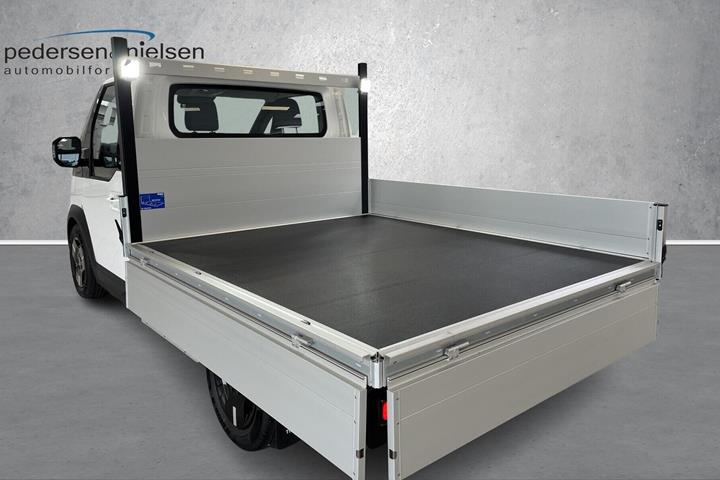 Hvid Kia PV5 Chassis fra 2026 set udefra