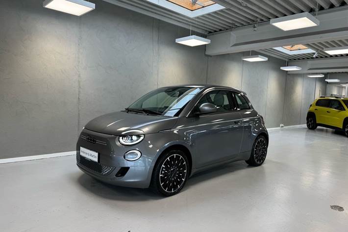 Grå Fiat 500e fra 2023