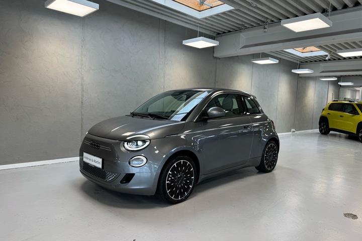 Grå Fiat 500e fra 2023
