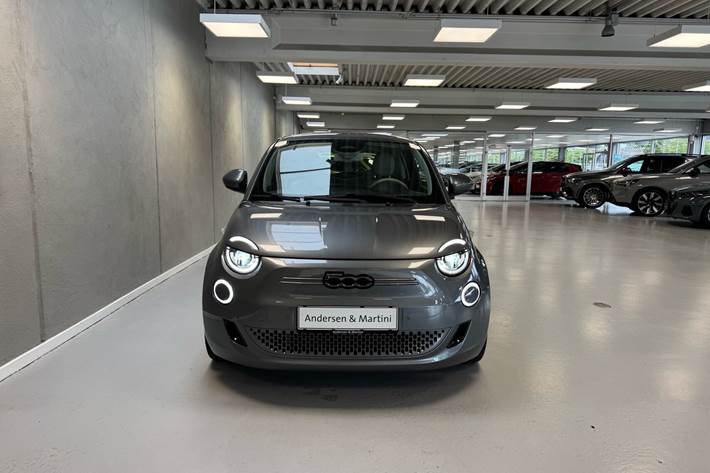 Grå Fiat 500e fra 2023