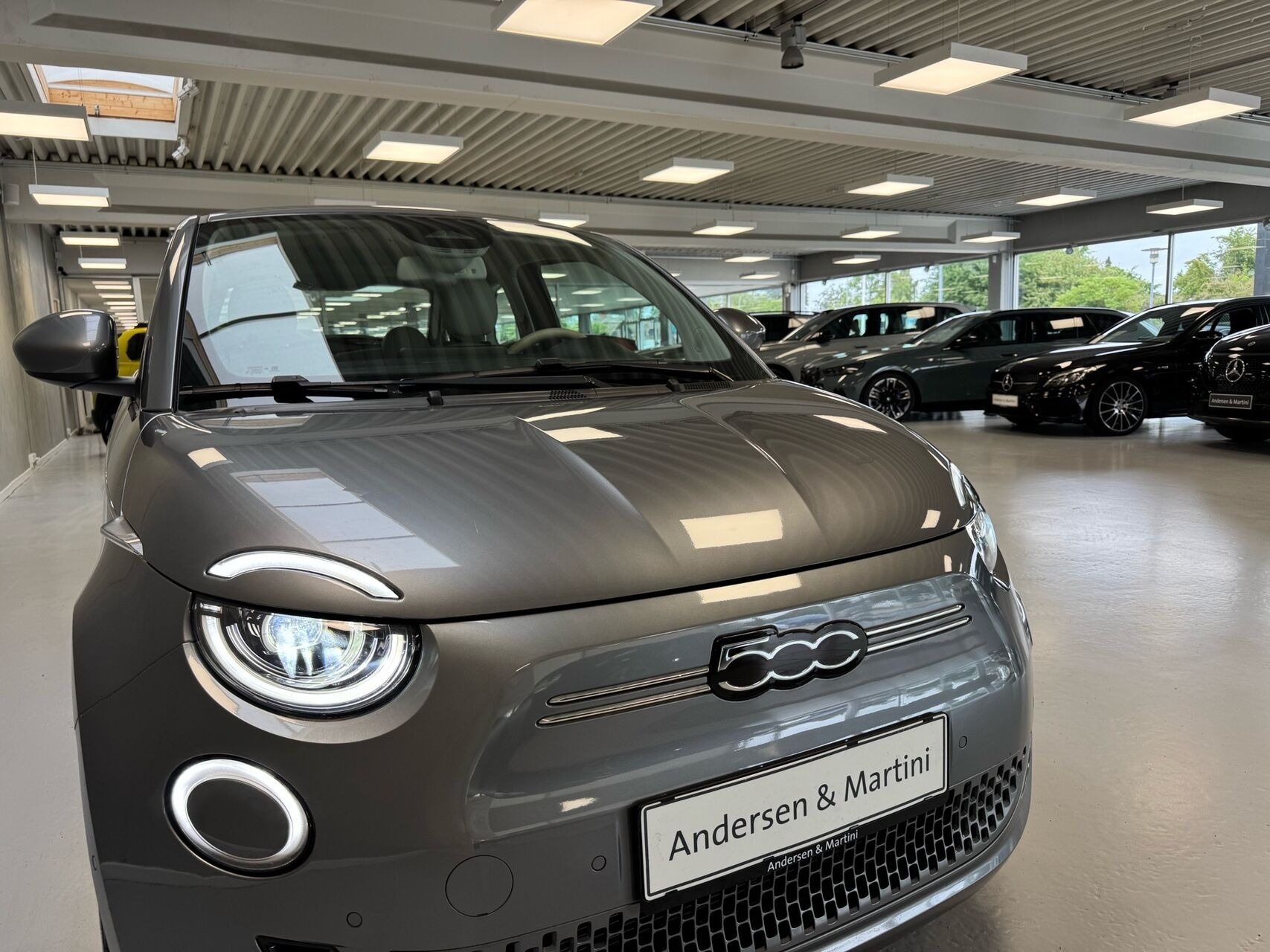 Grå Fiat 500e fra 2023