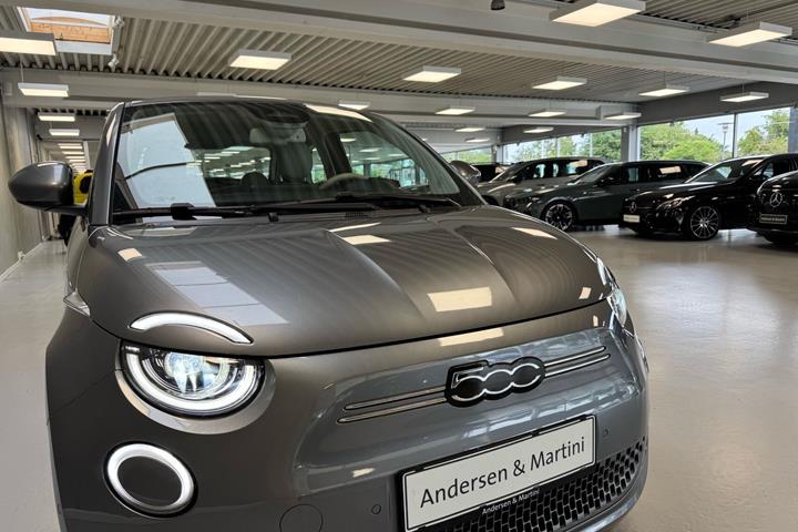 Grå Fiat 500e fra 2023
