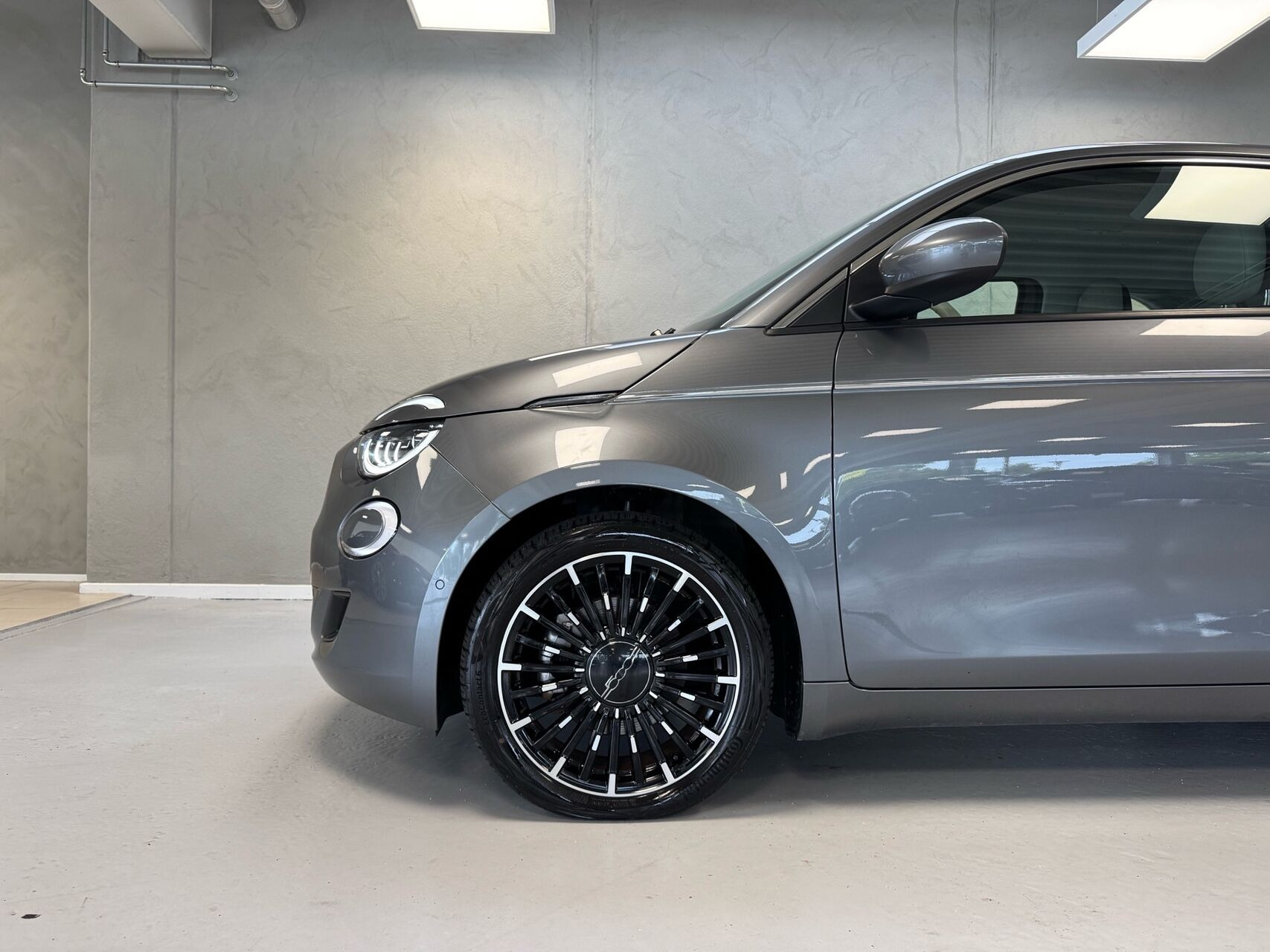 Grå Fiat 500e fra 2023