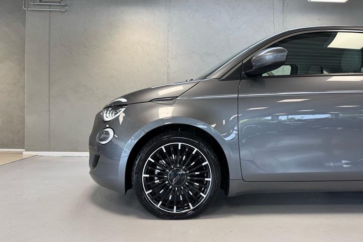 Grå Fiat 500e fra 2023