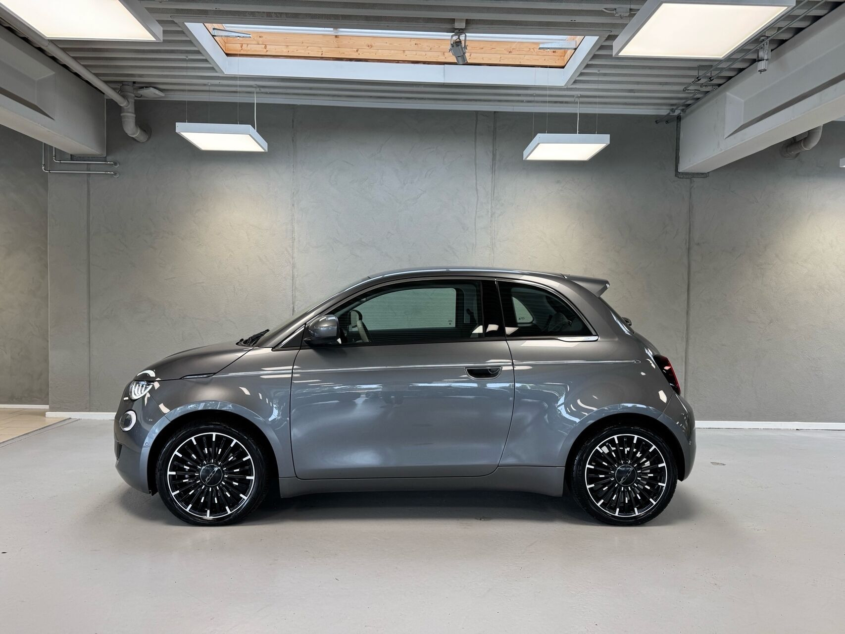 Grå Fiat 500e fra 2023